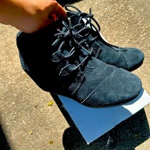 Tom’s suede wedges